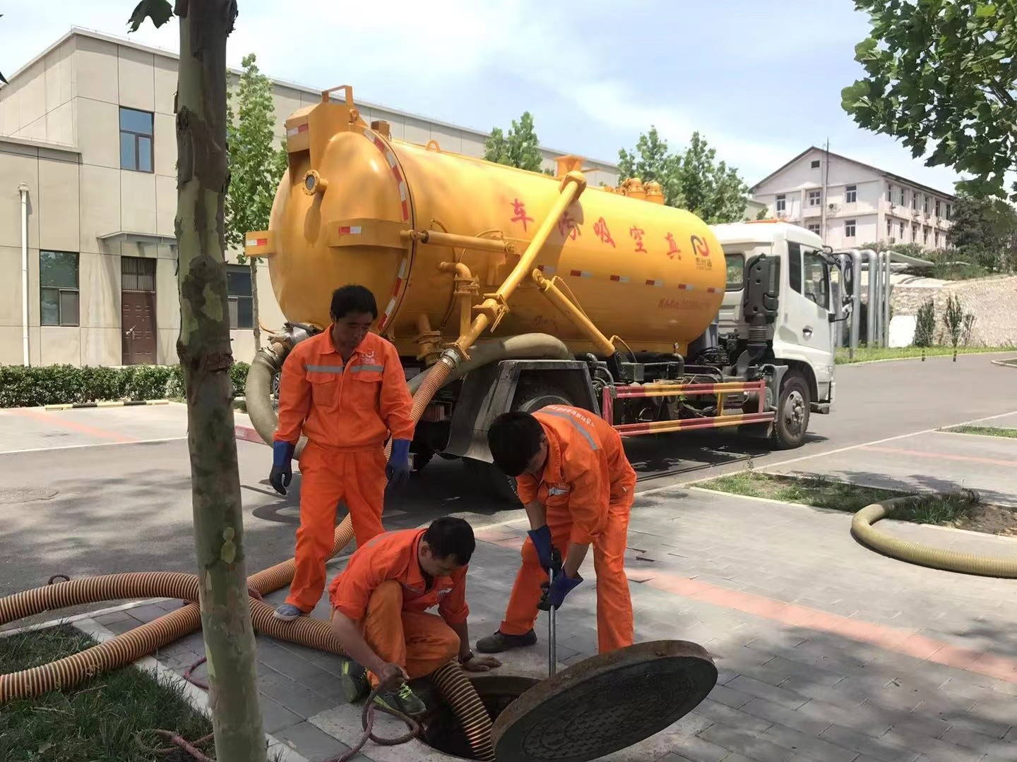 合阳管道疏通车停在窨井附近